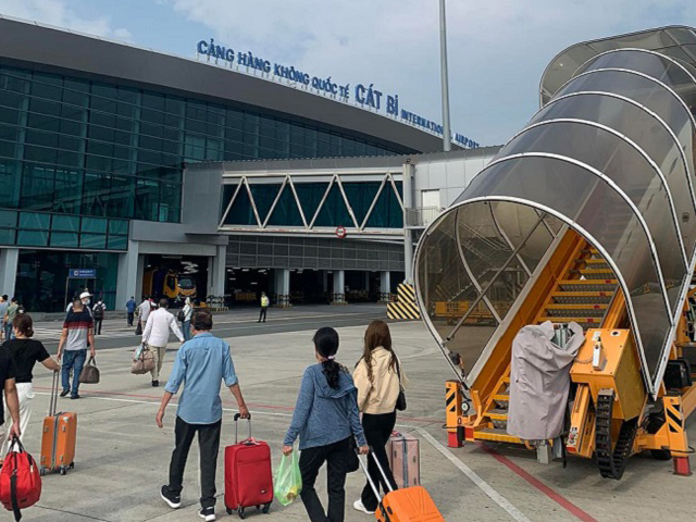 Private-Car-From-Ninh-Binh-To-Cat-Bi-Airport-1