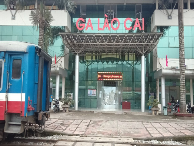 Private-Car-Sapa-To-Lao-Cai-Train-Station-1